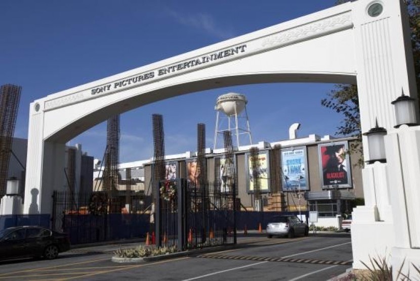 An entrance gate to Sony Pictures Studios is pictured in Culver City, California December 19, 2014.
