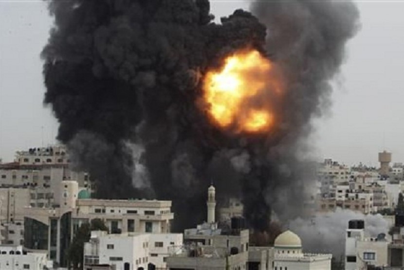 An explosion and smoke are seen after Israeli strikes in Gaza City November 17, 2012.   