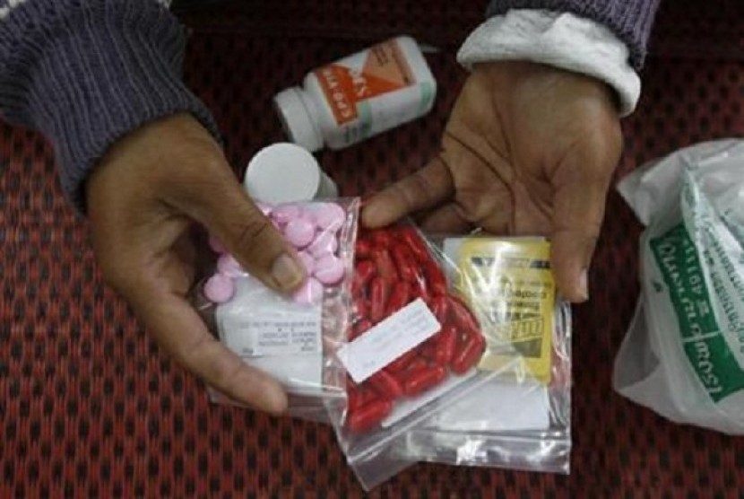 An HIV-infected patient displays medicine at a hospital. (file photo)