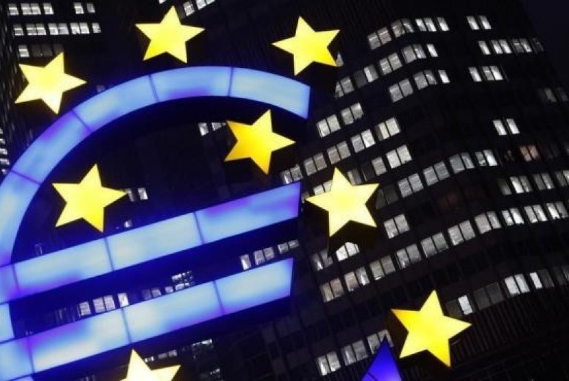 An illuminated euro sign is seen in front of the headquarters of the European Central Bank (ECB) in the late evening in Frankfurt January 8, 2013.