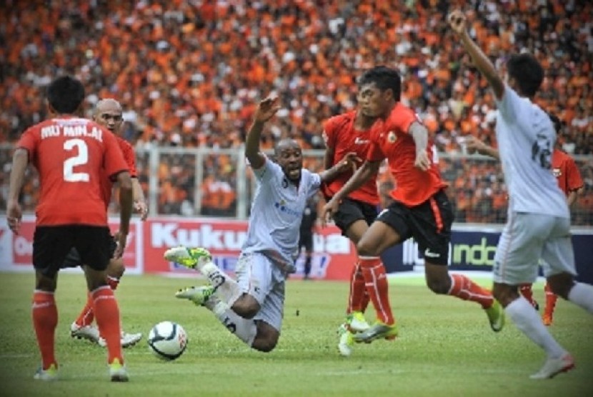 An Indonesian football match in Bung Karno Stadium in Jakarta (illustration)  