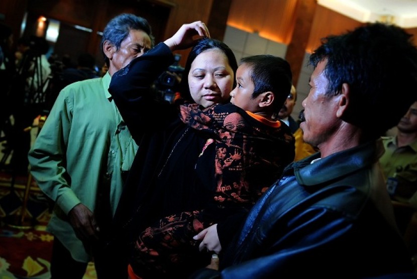 An Indonesian migran worker, Darsem (center), finally escape from death penalty in Saudi Arabia after Indonesian government pay 4,6 billion IDR as a compensation. (file photo)  