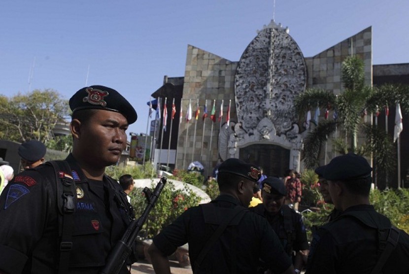 An Indonesian policeman stands guard at the 2002 Bali bombing memorial monument, ahead of the 10-year anniversary of the incident in Kuta, Bali resort island October 11, 2012. Indonesian police have warned of possible attacks on commemorations for the tent