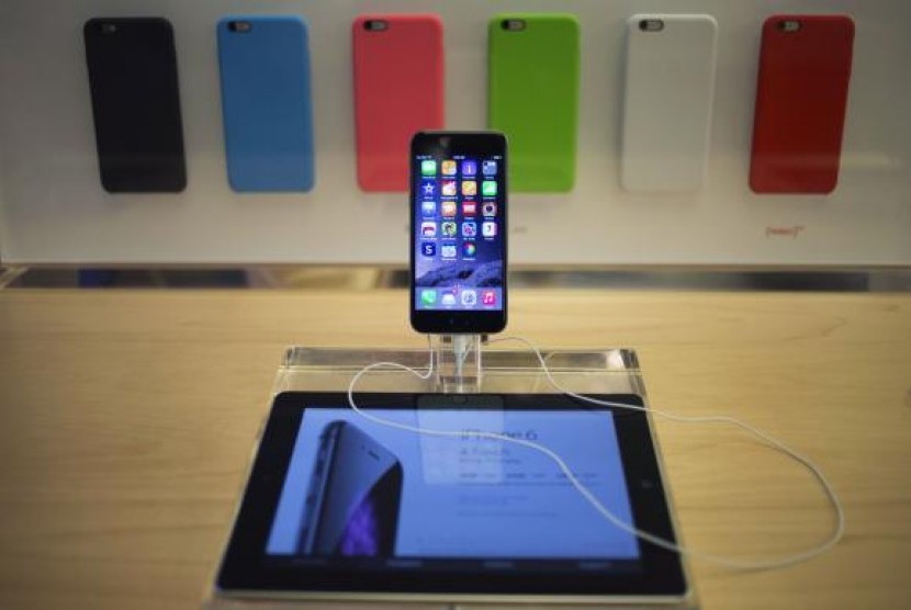 An iPhone 6 phone is seen on display at the Fifth Avenue Apple store on the first day of sales in Manhattan, New York September 19, 2014. 