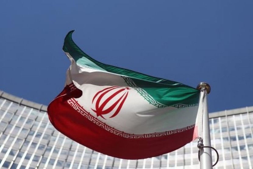An Iranian flag flutters in front of the United Nations headquarters in Vienna June 17, 2014.