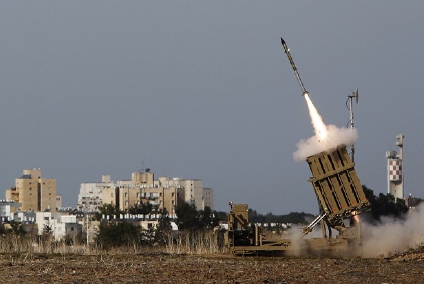 An Iron Dome launcher fires an interceptor rocket in the southern city of Ashdod November 16, 2012.   