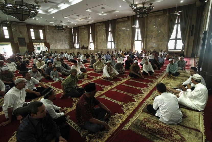 An Islamic preacher (white cap on the right side) holds a discussion on Islamic teachings in a mosque in Jakarta. (file photo)