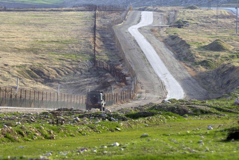 An Israeli army vehicle patrols the Israeli Jordanian border at the Israeli side of the Jordan valley January 1, 2014. 