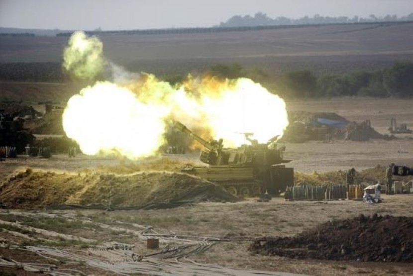 An Israeli mobile artillery unit fires towards the Gaza Strip July 28, 2014.