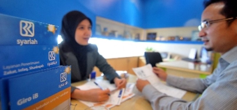 An officer (left) provides banking service in a BRI Syariah office branch in Jakarta. The Islamic bank commits to provide its service in at least 76 branches of BRI, the commercial bank. (photo file). 