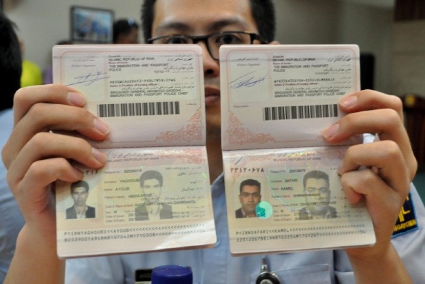 An officer shows passport belong to Iranian immigrants in South Jakarta. Indonesia becomes transit point for immigrants before they depart for Australia. (file photo) 