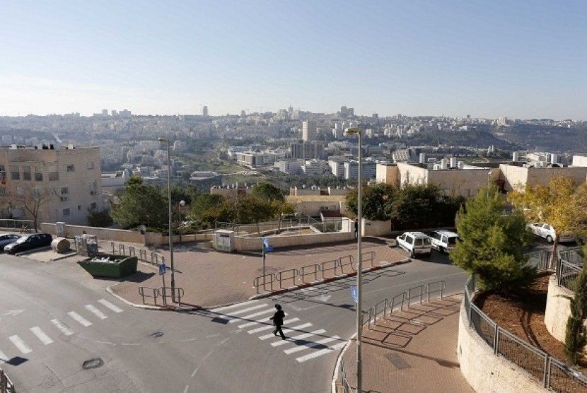 An ultra-Orthodox Jewish man walks in Ramat Shlomo, a religious Jewish settlement in an area of the occupied West Bank Israel annexed to Jerusalem. (file photo)