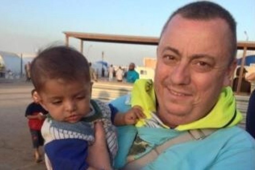 An undated family handout photo of British aid worker Alan Henning taken at a refugee camp on the Turkish-Syria border.