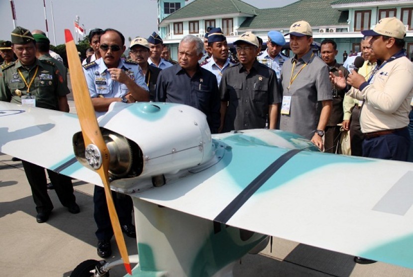 An unmanned drone is on display in a test flight in Jakarta. The drone is developed by the Agency for Assessment and Application of Technology (BPPT) and Research and Development Agency (Balitbang) at the Ministry of Defence.  