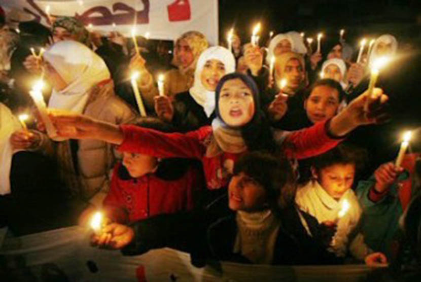 Ana-anak Gaza dalam kegelapan karena krisis energi listrik ke negeri mereka. 