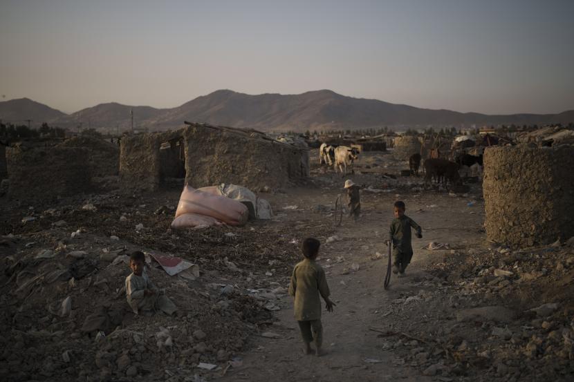 Anak-anak Afghanistan bermain di lingkungan miskin tempat ratusan pengungsi internal dari bagian timur negara itu telah tinggal selama bertahun-tahun di Kabul, Afghanistan, Senin, 27 September 2021.