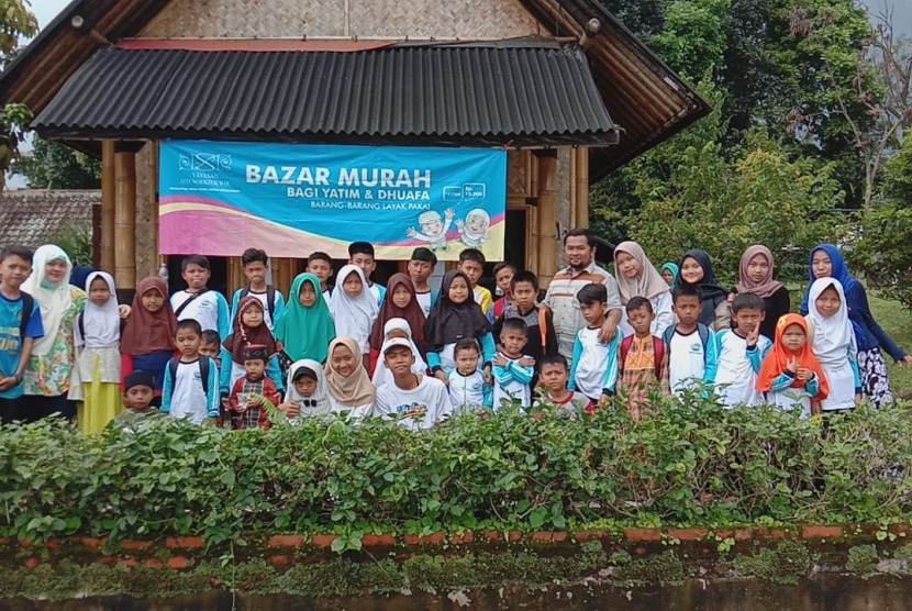 Anak-anak asuh Yayasan Siti Noerzoewir Ciapus, Bogor, befoto bersama dengan pengurus Majelis Taklim Al-Ikhlas Bosowa Bina Insani.