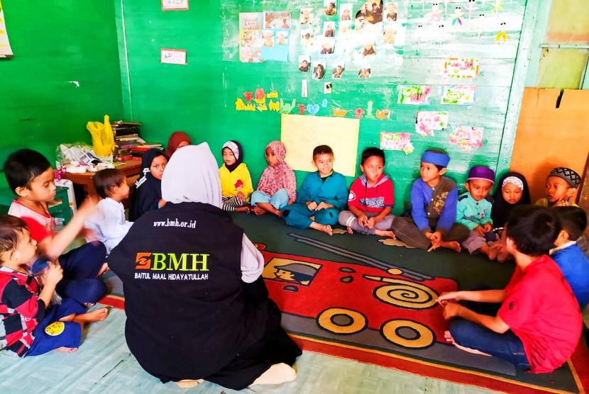 Anak-anak asyik membaca di Rumah Baca BMH di wilayah Kalimantan Timur.
