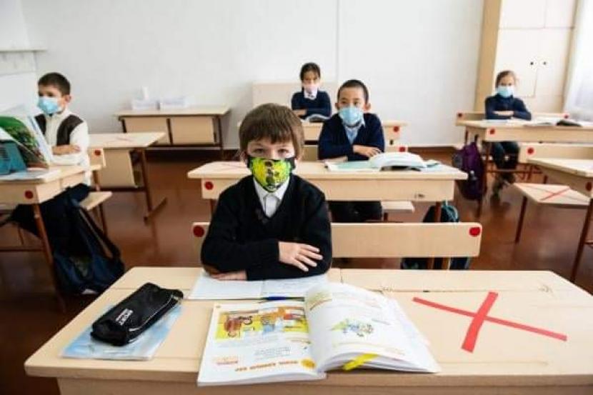 Anak-anak belajar di kelas di tengah pandemi COvid-19.