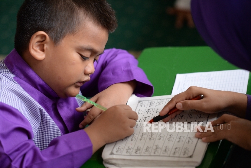 Anak-anak belajar membaca AlQur'an di TPQ Al Mujahidin, Jakarta, Jumat (27/5). (Republika/ Wihdan)