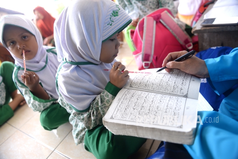 Anak-anak belajar membaca Alquran  di Taman Pendidikan Alquran (Ilustrasi)