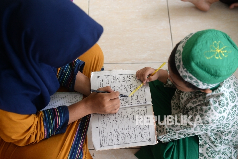 Anak-anak belajar membaca Alquran (ilustrasi). 