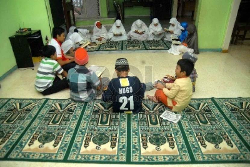 Guru Mengaji di Tangerang Terapkan Protokol Kesehatan. Anak-anak belajar mengaji (ilustrasi).