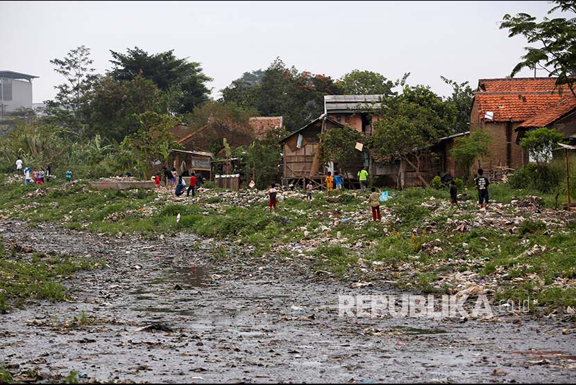 Anak-anak bemain di sungai Citarum yang mengering di Bandung Selatan, Jawa Barat.