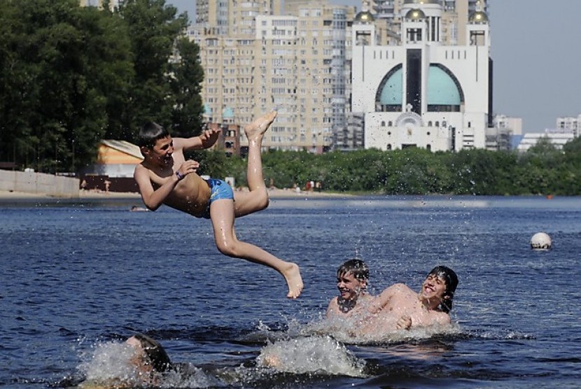 Anak-anak berenang di Sungai Dnipro, Kiev, Ukraina.