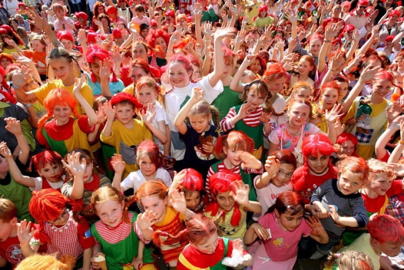 Anak-anak berkostum seperti tokoh cerita Pippi Longstocking.