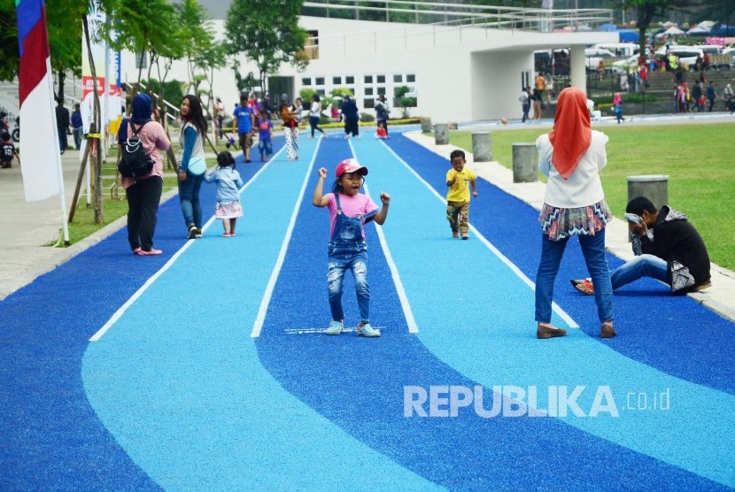 Anak-anak berlarian di Jogging track baru berlapis Karet empuk di Lapangan Gasibu, Kota Bandung). Wajah baru Lapangan Gasibu, menjadi daya tarik tersendiri bagi masyarakat. (Republika/Edi Yusuf)