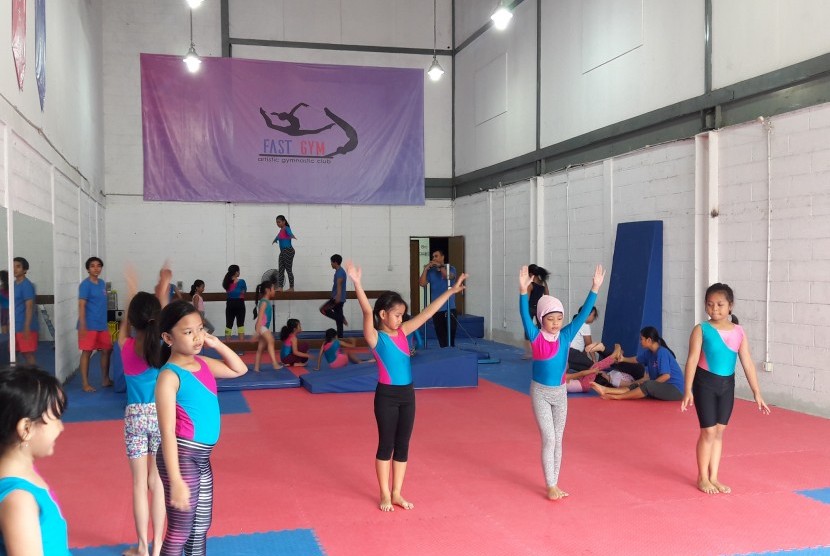 Anak-anak berlatih gymnastic.
