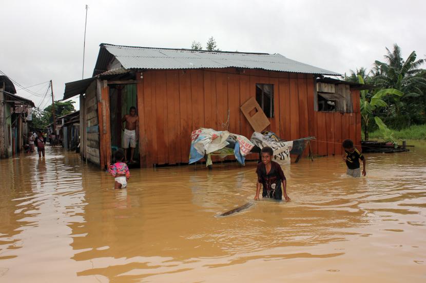 Banjir bandang di Kabupaten Paniai, Provinsi Papua pada Selasa (19/1) malam, sebabkan tiga rumah hanya, 8 rusak berat dan satu bangungan sekolah juga rusak. (Ilustrasi)