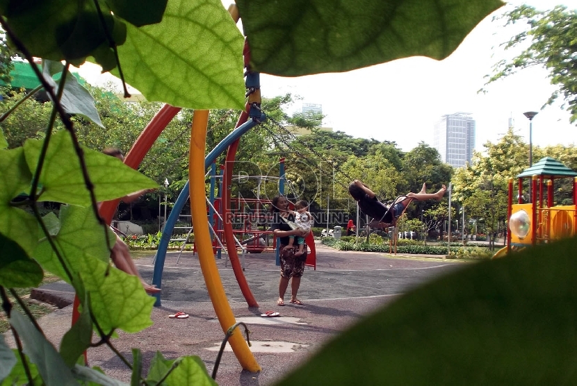 Anak-anak bermain ayunan di Taman Mentrng Jakarta, Kamis (10/12).