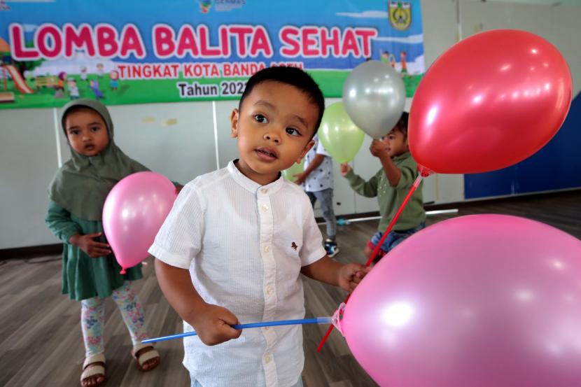 Anak-anak bermain balon pada lomba balita sehat 2022 di Banda Aceh, Aceh, Senin (24/10/2022). Kemenag Siap Berkontribusi Tekan Stunting di Makassar