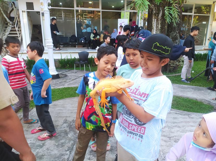 Anak-anak bermain dengan binatang pada kegiatan Open House perdana JET Centre menyambut tahun ajaran 2023/2024, Sabtu (24/6/2023). Acara Open House JET Centre ini di antaranya bekerja sama dengan beberapa pihak, seperti Suraloka Interactive Zoo, Joy Dental, Maliqa, dan rekan-rekan Duta Budaya.