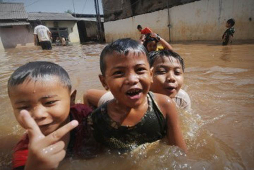 Aktivitas warga RW 04 di Kelurahan Cilandak Timur, Jakarta Selatan, kembali normal pada Jumat (3/1) pagi (Ilustrasi banjir di Cilandak Timur, Jaksel)