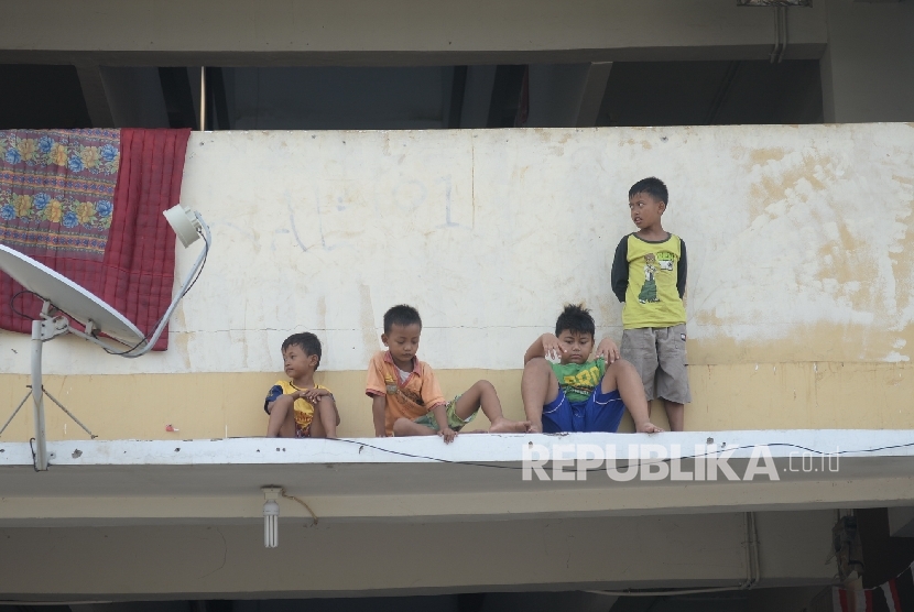 Anak-anak bermain di balkon Rusunawa Muara Baru, Jakarta, Kamis (15/9). 