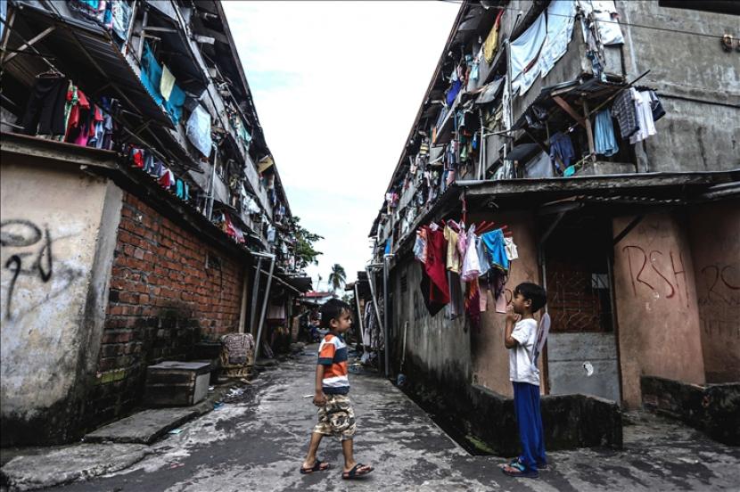 Anak-anak bermain di daerah kumuh di Palembang, Indonesia pada tanggal 23 Februari 2021. Jumlah penduduk miskin di Indonesia meningkat akibat pandemi Covid-19. Menurut Badan Pusat Statistik (BPS), pada September 2020 jumlah penduduk miskin di Indonesia mencapai 27,55 juta jiwa atau meningkat 2,76 juta jiwa dibandingkan September 2019. ...