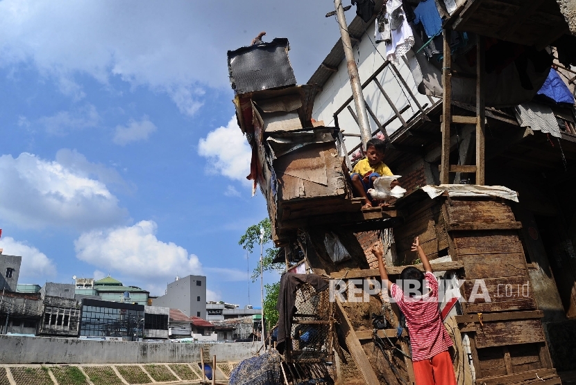 Anak-anak bermain di pemukiman bantaran kali Ciliwung, Bukit Duri, Jakarta Selatan, Kamis (14/7).Republika/Tahta Aidilla