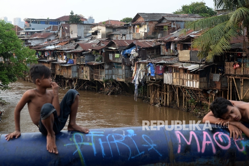 Anak-anak bermain di pinggirian Sungai Ciliwung di kawasan Kampung Berlan, Jakarta, Selasa (15/3). 