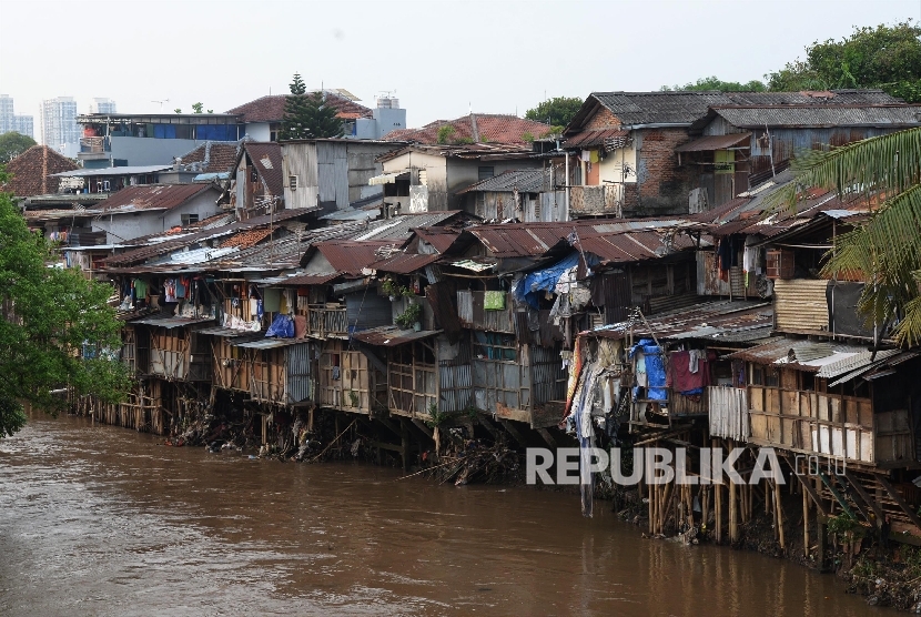 Anak-anak bermain di pinggirian Sungai Ciliwung di kawasan Kampung Berlan, Jakarta, Selasa (15/3).