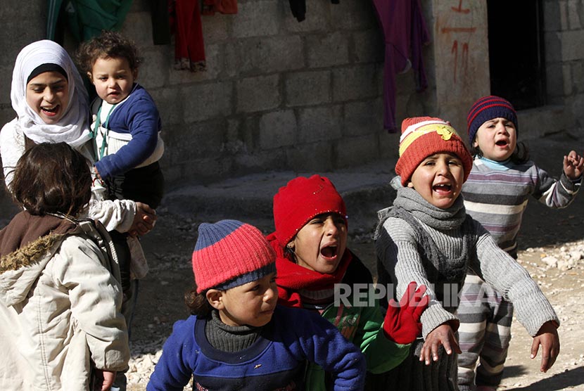 Anak-anak bermain di pusat penampungan Jibreen bagian utara Kota Alepo Syiria, Rabu (1/2/17). Tentara Syiria kembali menguasai bagian timur Aleppo setelah selama 4 tahun dikuasai pemberontak.