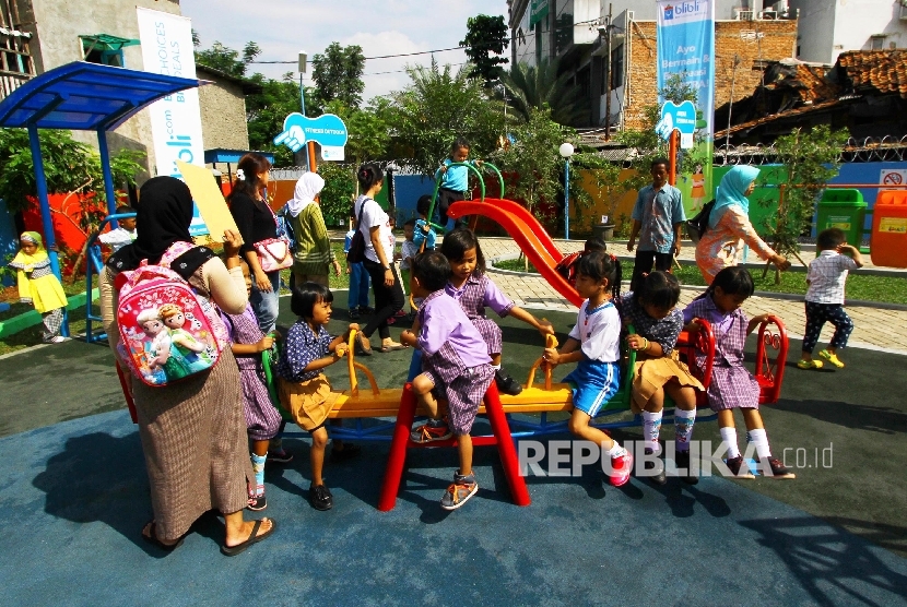 Anak-anak bermain di Ruang Publik Terpadu Ramah Anak (RPTRA) Pulo Gundul di Jalan Kramat, Johar Baru, Jakarta Pusat, Kamis (17/3). 
