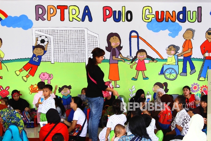 Anak-anak bermain di Ruang Publik Terpadu Ramah Anak (RPTRA) Pulo Gundul di Jalan Kramat, Johar Baru, Jakarta Pusat, Kamis (17/3). 