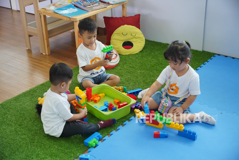 Anak-anak bermain di Rumah Main Cikal. Gambaran proses bermain sambil belajar di jenjang PAUD yang ideal adalah dengan memberikan konteks pengalaman belajar yang lekat dengan keseharian.