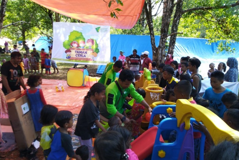 Anak-anak bermain di Taman Ceria untuk anak-anak pengungsi di Wamena, Papua yang dibangun DMC Dompet Dhuafa.