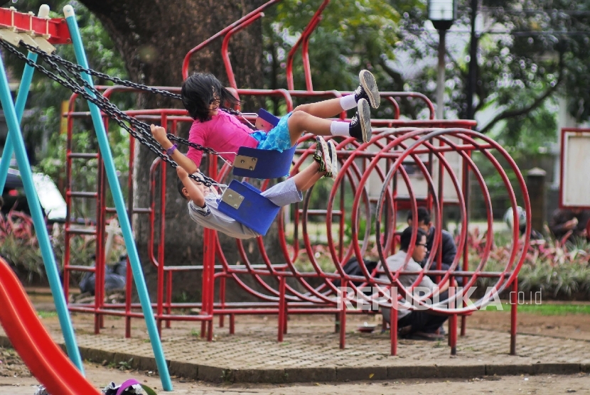 Anak-anak bermain di Taman Fotografi Jl Cempaka, Bandung, Rabu (3/8).