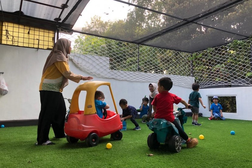 Anak-anak bermain di tempat penitipan anak Roots Learning Center di Jalan Brawijaya, Jaksel.