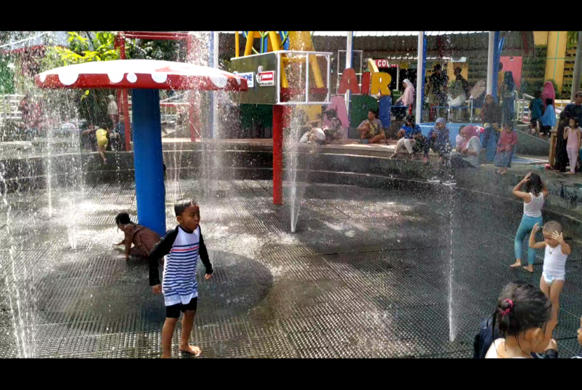 Anak-anak bermain di Wahana Taman Air Menari di Taman Pintar Yogyakarta, Selasa (2/7).